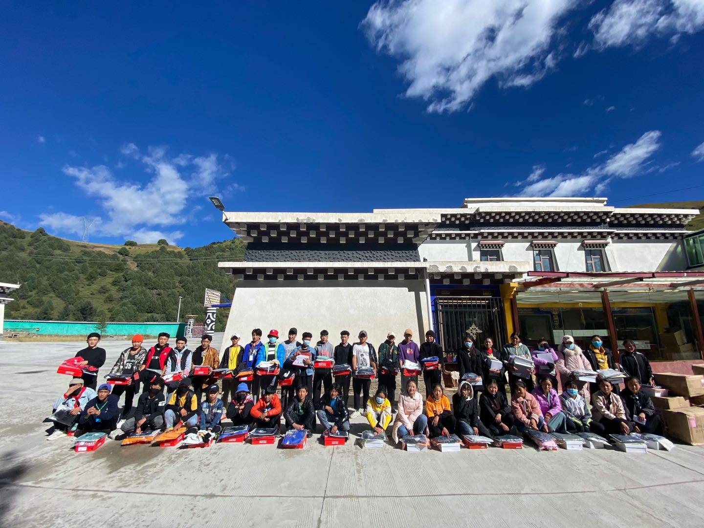 南宁舒明定制旅行服务有限公司公益回顾丨家国同欢月同圆 温暖满载甘孜州(图8) 南宁舒明定制旅行服务有限公司公益回顾丨家国同欢月同圆 温暖满载甘孜州(图8)